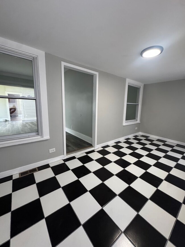 Photo - Beautiful 2-bedroom house for Rent in Lansing, IL VAILABLE NOW!!