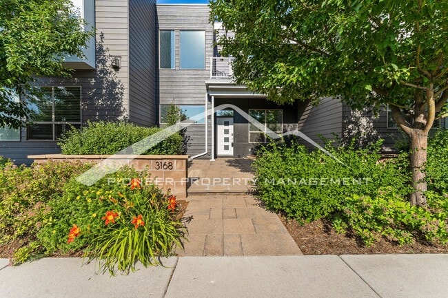 Building Photo - Gorgeous Townhome with Central A/C and 2 C...