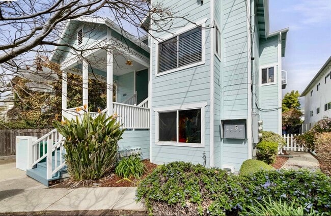 Building Photo - 1619 Fairview St Unit 2