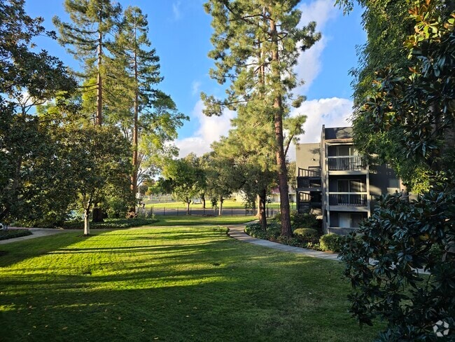 Building Photo - Victoria Gardens Rental