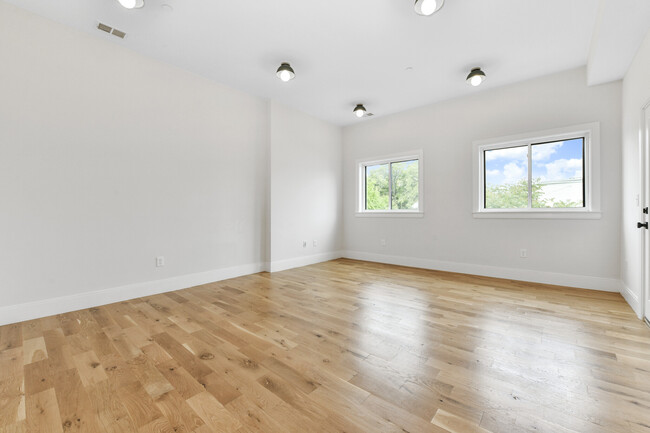 Photo - 198 Maverick St Apartments Unit 3