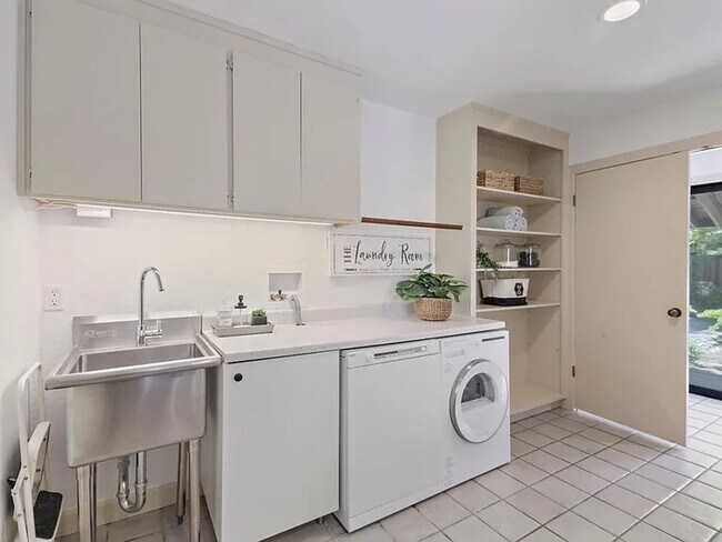 Photo - BRIGHT & AIRY HOME IN EXCLUSIVE ENCLAVE SPRAWLING, PRIVATE CULDESAC PROPERTY