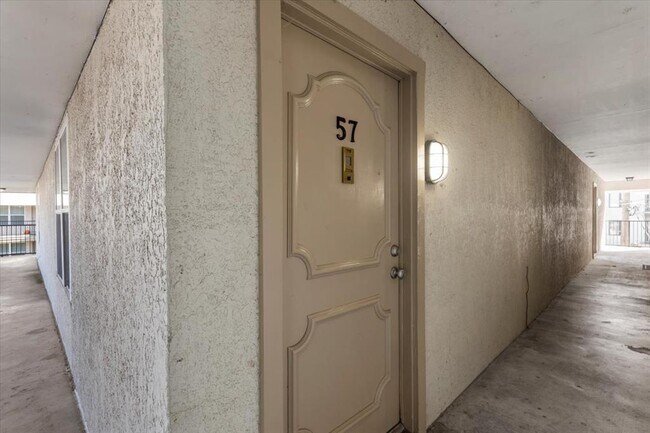 Building Photo - 910 Duncan Ln Unit 57