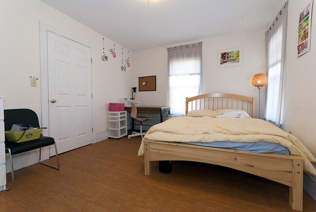 Photo - Upperfloor 2-bedroom apartment * next-door to BU