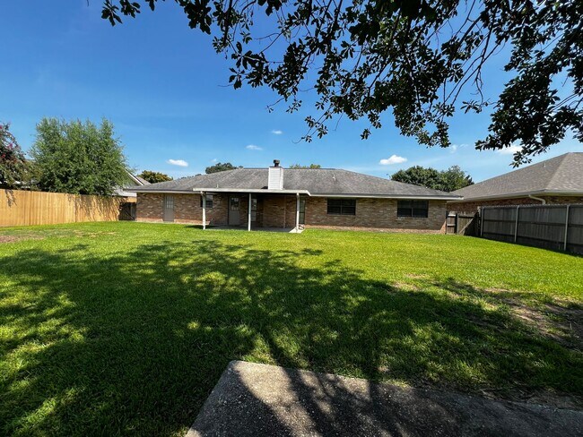 Photo - 4 Bedroom, 2 Bathroom, large yard, 2 car c...