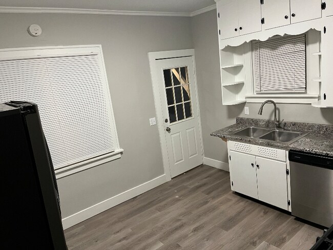 Photo - 221-223-223 S State St Unidad 221