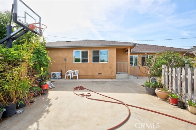 Building Photo - 628 W Floral Dr