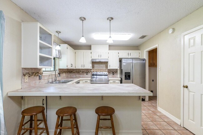 Photo - 933 Reeves St