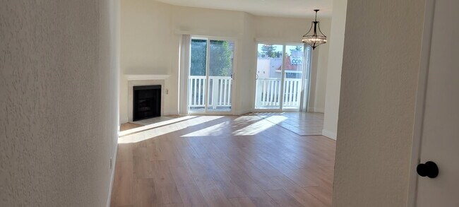 Salón con 2 puertas correderas que dan al balcón - 5135 Zelzah Ave Unidad 101