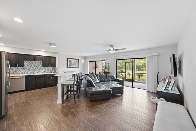 Photo - 5550 Coach House Cir Unit B