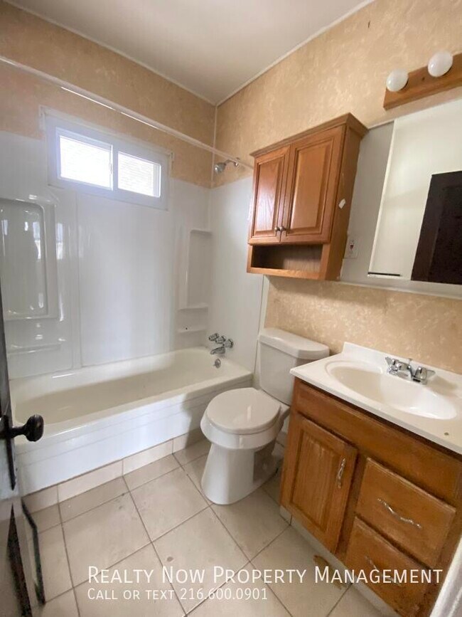 Photo - 8225 Rosewood Ave Unidad 2