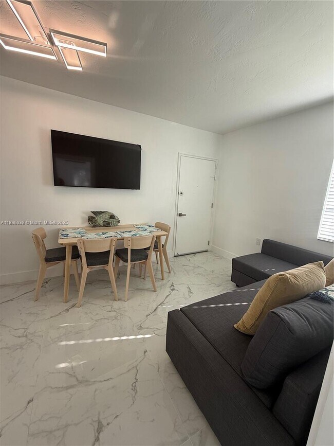 Photo - 8340 Crespi Blvd Unidad 18
