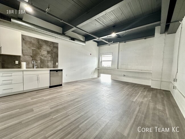 Building Photo - 1180 E 30th St Unit 301