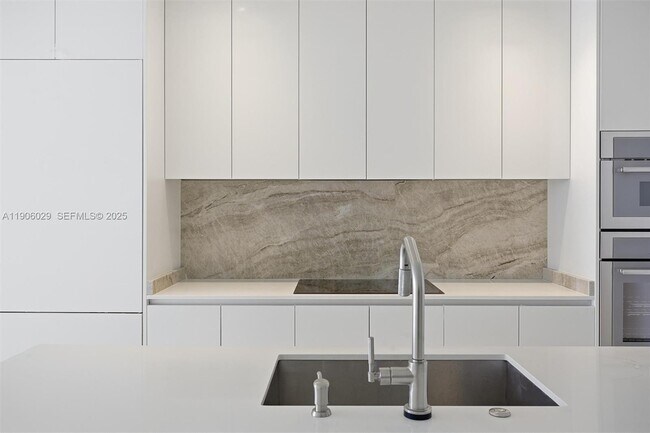 Photo - 700 NE 24th St Unidad 2406