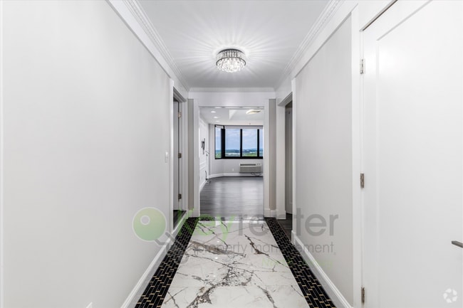 Building Photo - Penthouse Luxury Living with Stunning View...