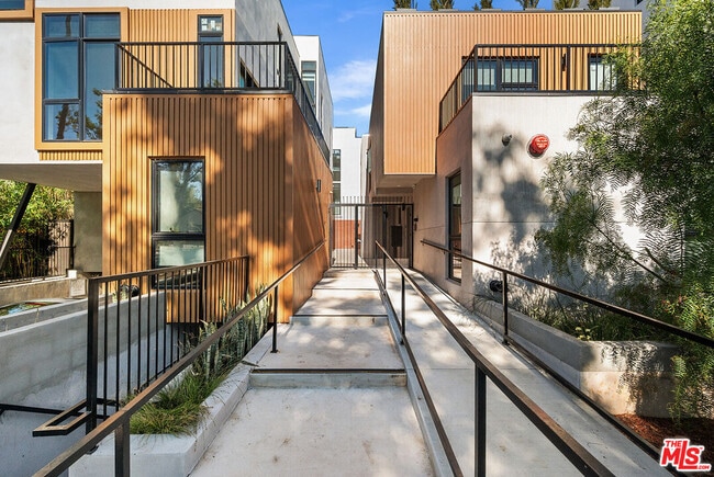 Building Photo - 1016 N Martel Ave Rental
