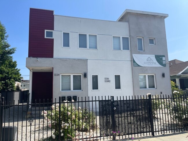 Building Photo - 1334 W 37th Pl