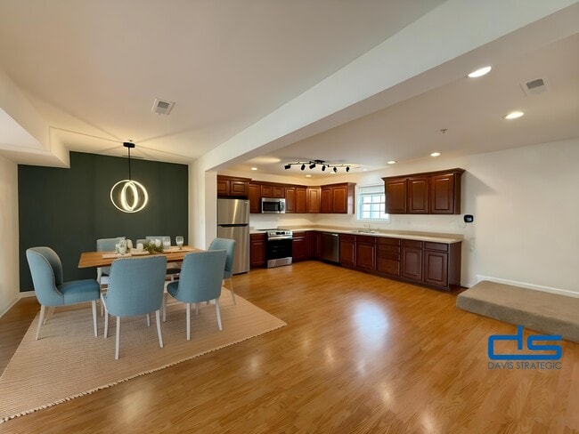 Photo - 550 Riverside Dr