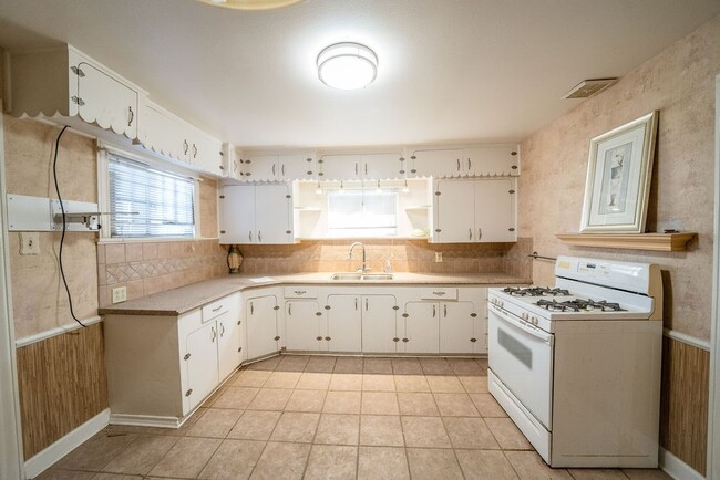 Photo - 2218 Chapman St