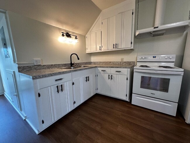 Building Photo - 210 E Ogeechee St Rental