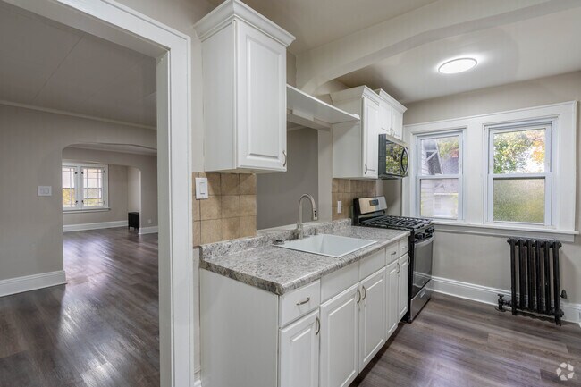 Interior Photo - 833 Brown St