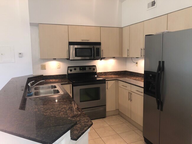 Building Photo - 2550 SW 18th Ter Unit 16 Rental