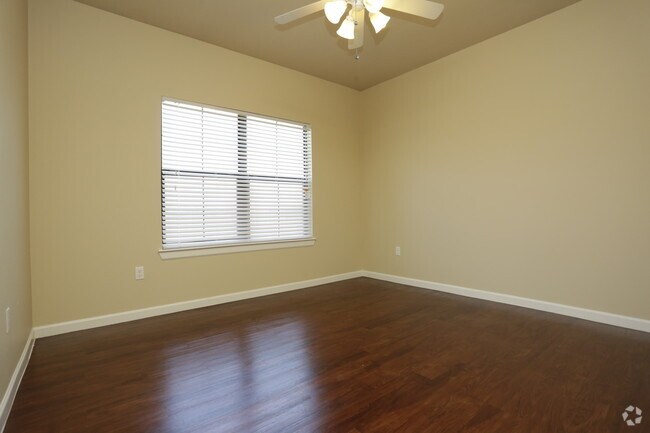 Segovia 1 BD, 1 BA - 579 SF