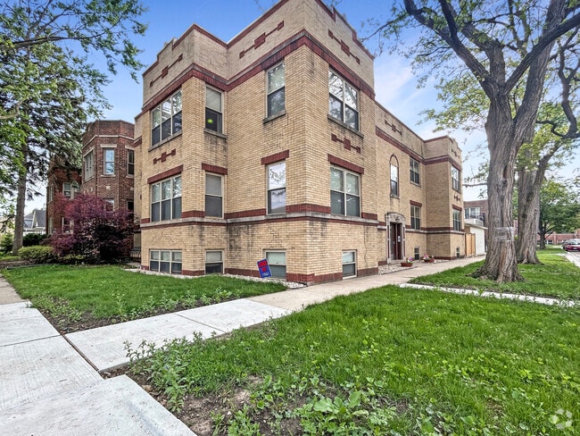 Building Photo - 6766 N Onarga Ave Unit 2W Rental