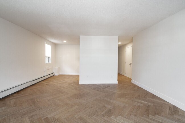 Photo - 3010 Queen St E