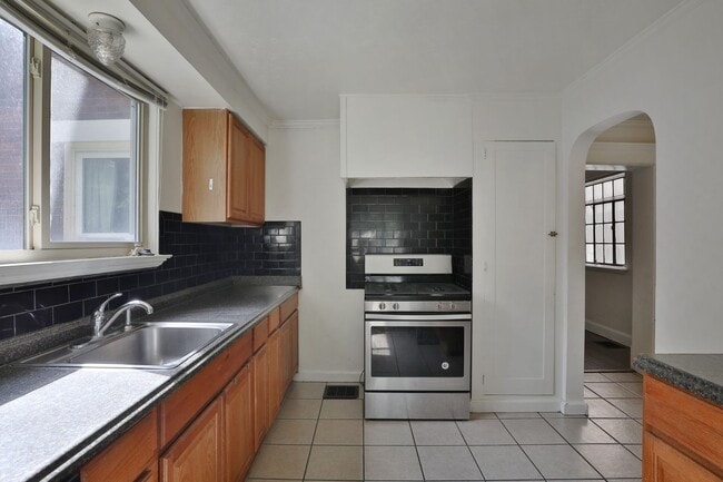 Photo - 5br,1.5ba, FREE off-street parking, huge f...