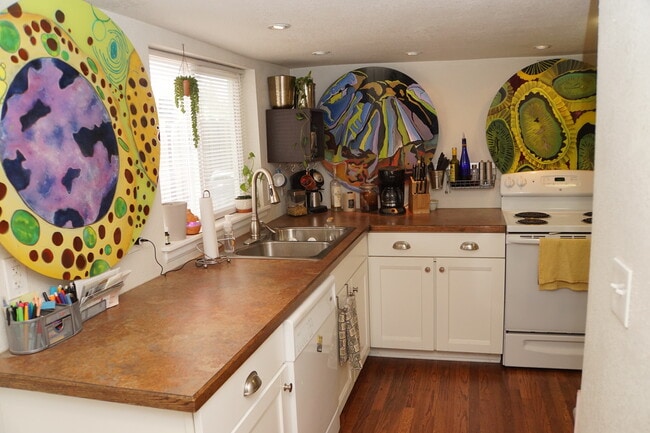 Building Photo - 7 5th Ave Unit #4