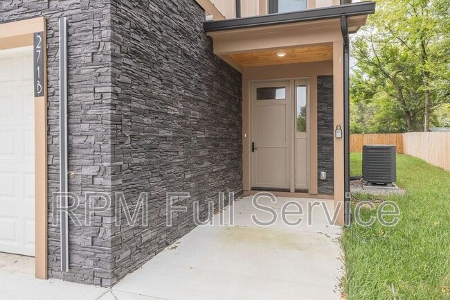 Photo - 271 Garry Dr Unit #B