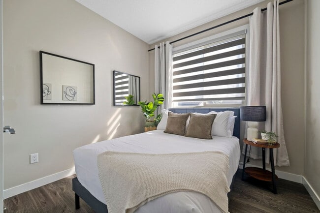 Photo - 10752-10792 92 St NW Unit ID1308637P