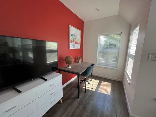 Photo - 1920 Calumet St Unit 202