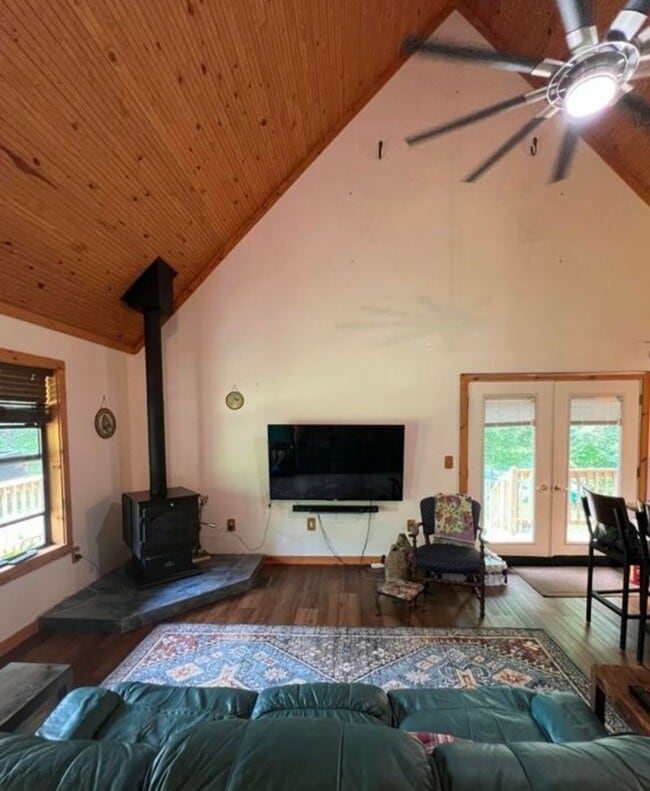 Photo - 3 bedroom 1.5 bath Cabin in the woods for ...