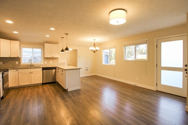 Photo - 860 Boxwood Ln SE