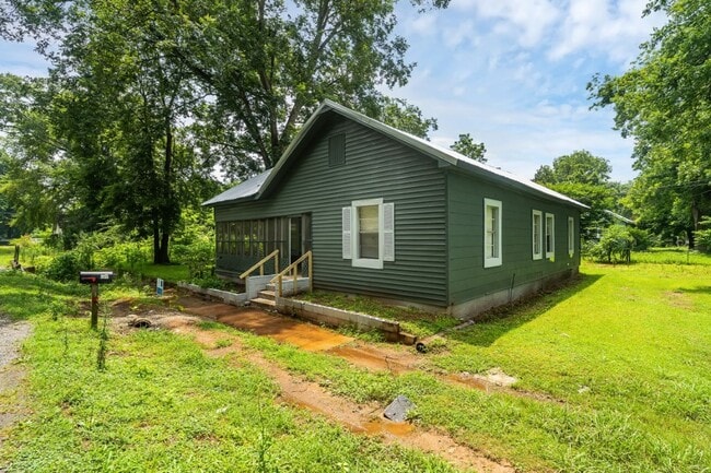 Photo - Cozy, Stylish, and Newly Renovated in the ...