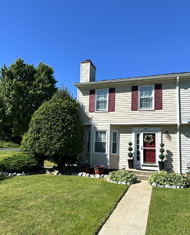 Building Photo - Lovely End Unit Townhome in Avondale Run!
