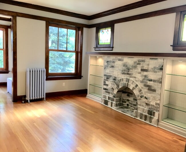 Building Photo - 2622 W Argyle St Unit Sunny 2nd Floor