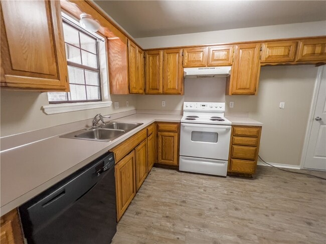Photo - 2020 S F St