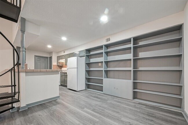 Photo - 940 Somercotes Ln
