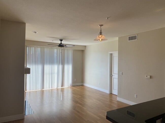 Photo - ****MOVE IN SPECIAL**: Move in before Nove... Unidad #115