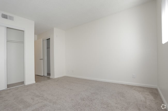 2BR, 2BA - 830 SF