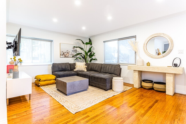 Photo - 1057 E Appleton St Unidad 1