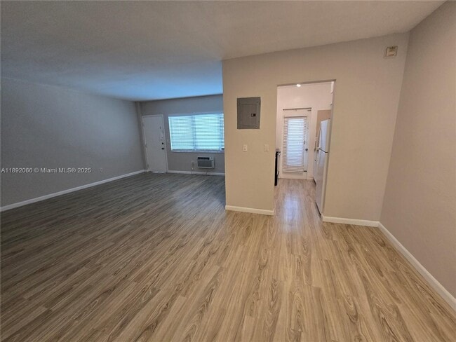 Photo - 835 Lenox Ave. Unidad 208
