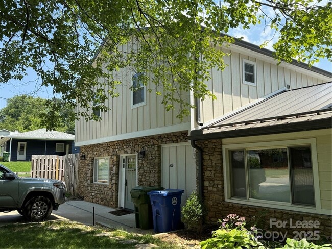 Building Photo - 303 Hi Alta Ave