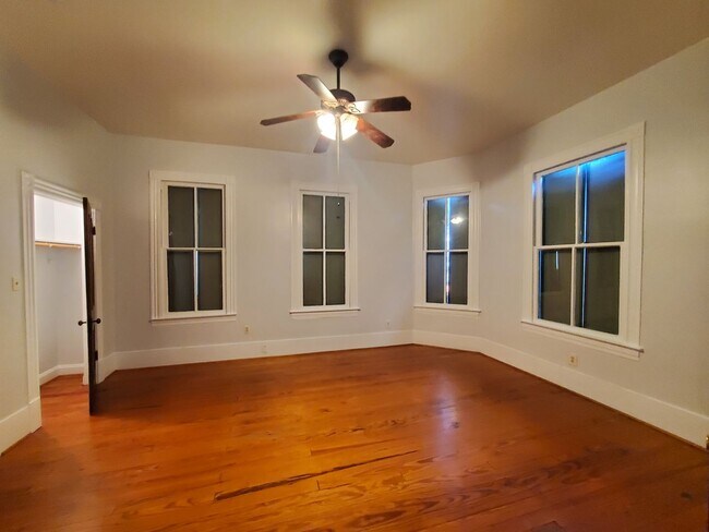Photo - Large one story 3 bedroom Victorian cottage