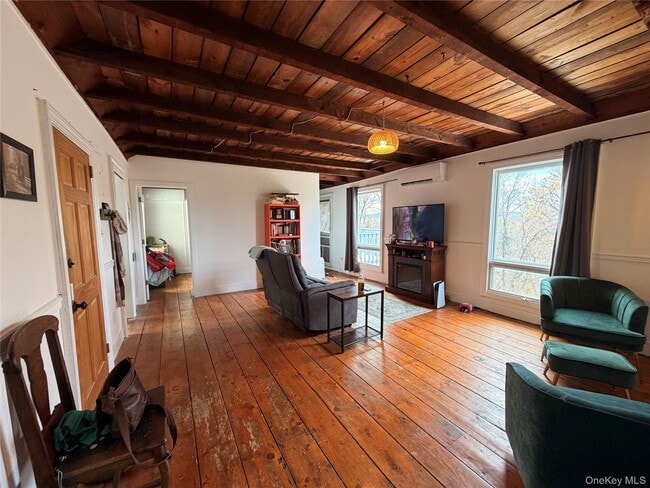 Building Photo - 67 Old Albany Post Rd Unit 4