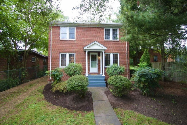 Building Photo - Charming 1950s Home Just Minutes from Downtown Harrisonburg!