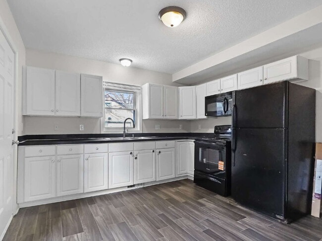 Photo - 3 bed duplex in Powderhorn Available now!